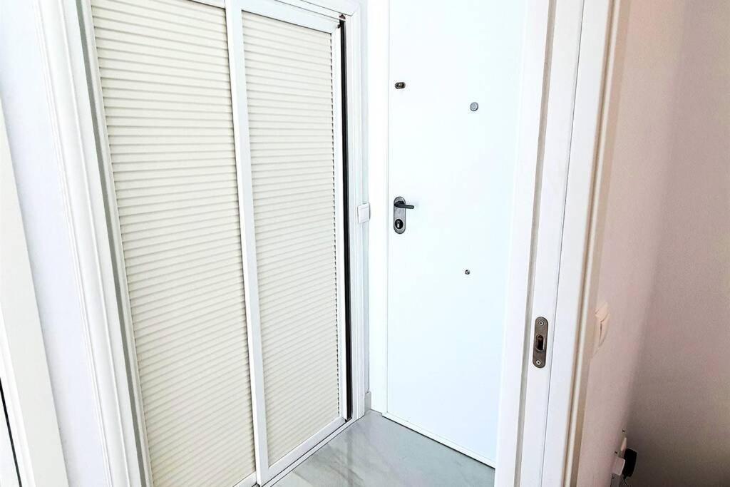 Skol 521. Fantastic Studio On The Beachfront For Holiday Rental. Marbella Exterior photo