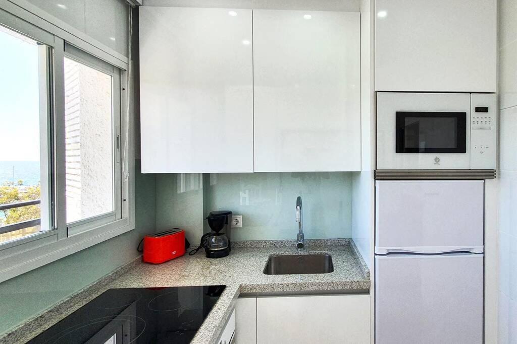 Skol 521. Fantastic Studio On The Beachfront For Holiday Rental. Marbella Exterior photo